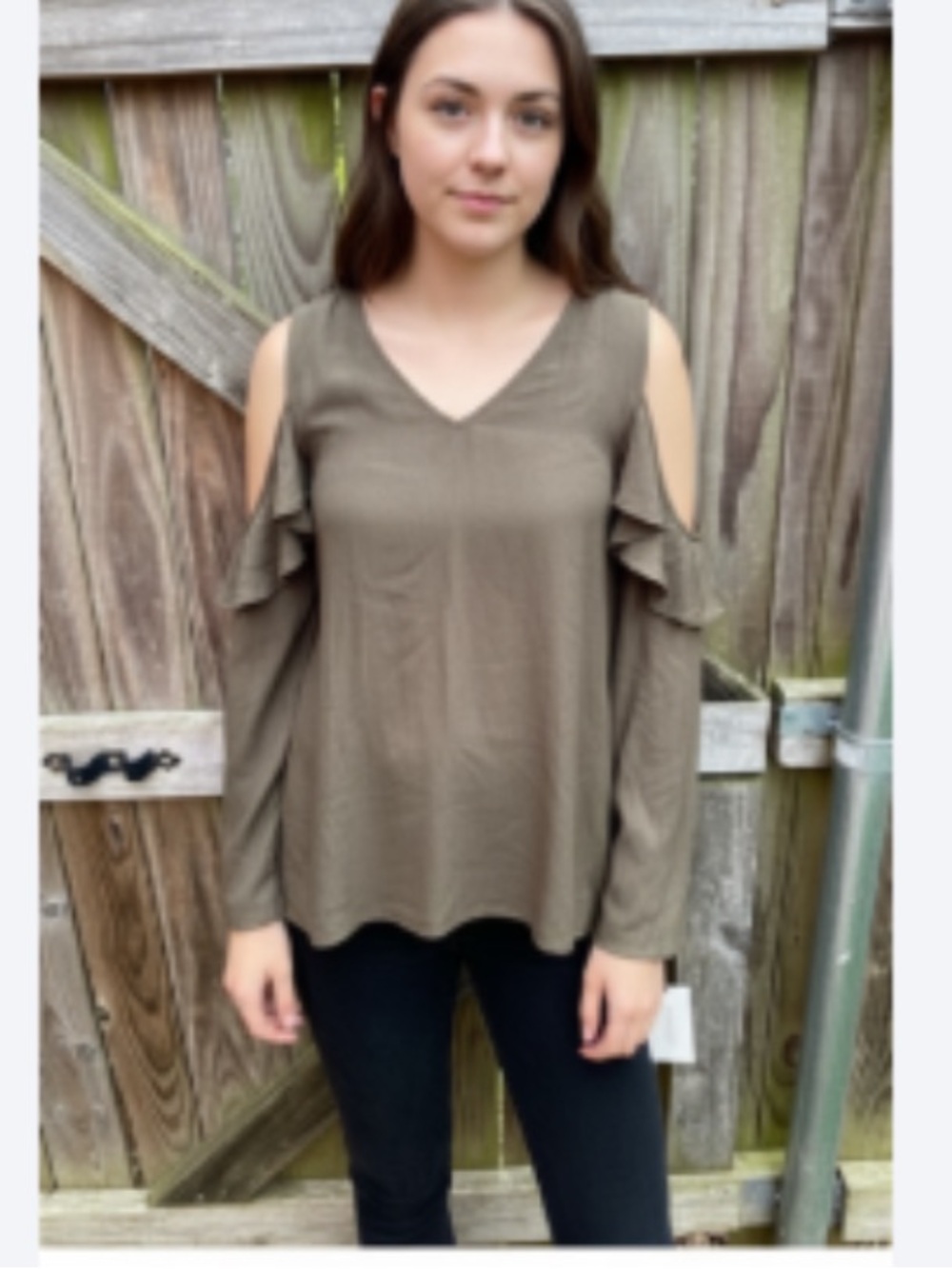 👗Coverstitched green cold shoulder top